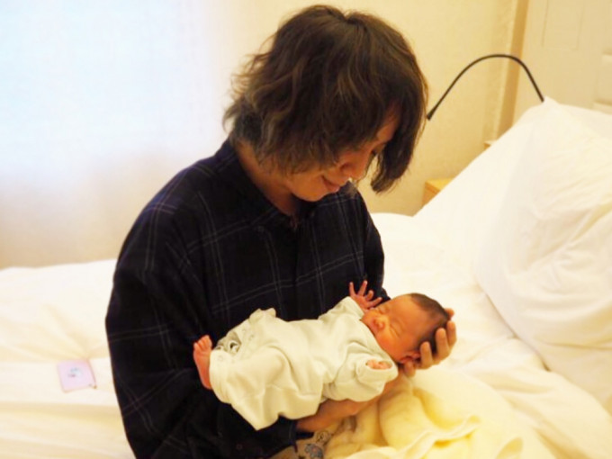 Tomoya在社交网公开一张手抱初生BB的相片，幸福满泻。