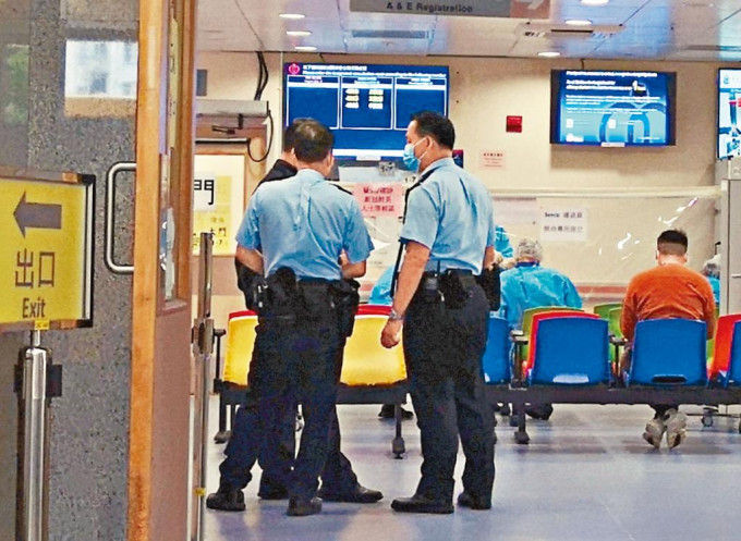 男嬰昏迷送院不治，警方在醫院調查。