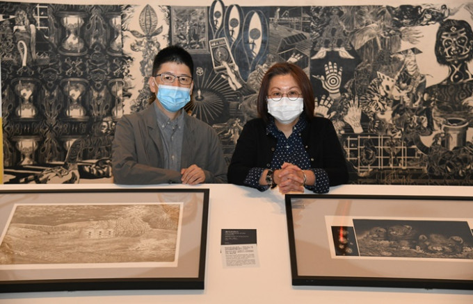 香港文化博物馆馆长(艺术)邓民亮（左）和香港版画工作室项目总监翁秀梅（右）期望透过展览，让大众重新认识版画。