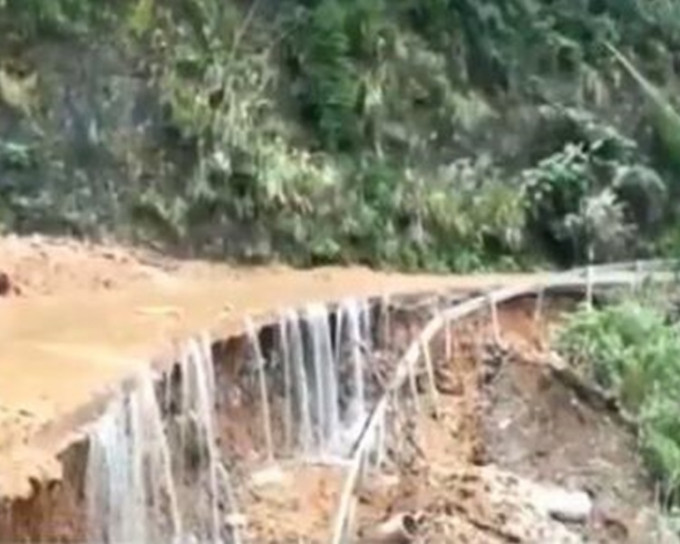 山泥倾泻导致道路塌方。