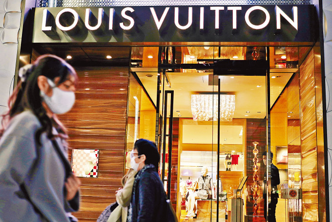 LVMH收入按年升56%，主因旗下Dior及Louis Vuitton等品牌销售急增。