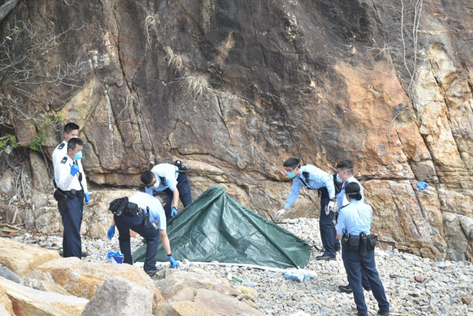 警方到場用帳篷覆蓋屍體。楊偉亨攝