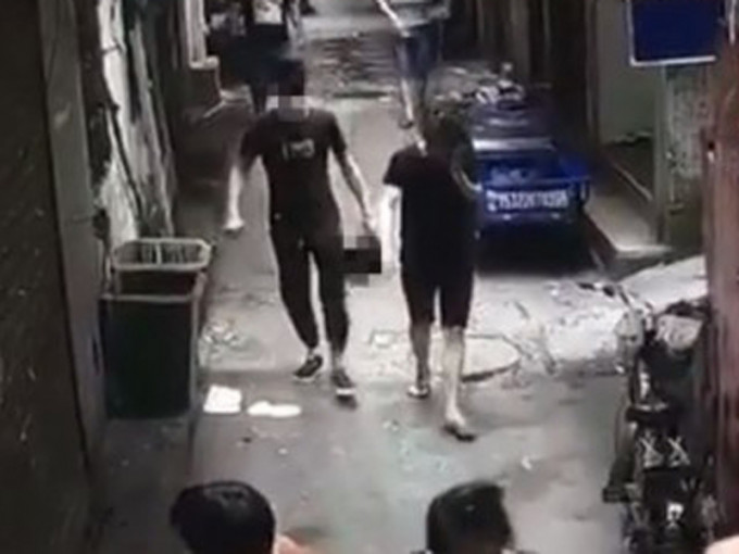 廣東一名男子因家庭糾紛，將妻子殺害後，拎着妻子頭顱上街，到警局自首。（網圖）