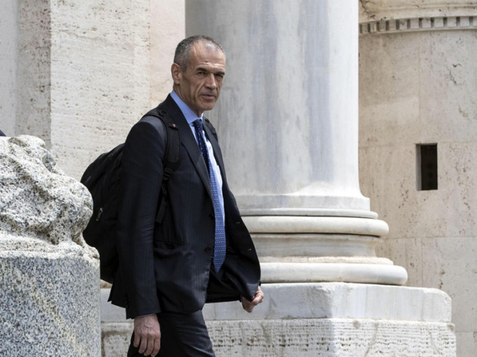 意大利看守总理科塔雷利决定延迟公布看守内阁名单。AP