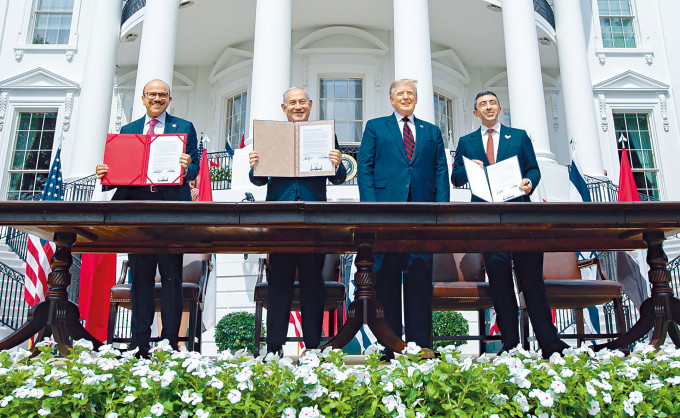 （左起）巴林外長扎耶尼、以總理內塔尼亞胡、特朗普及阿聯酋外相阿卜杜拉，周二在白宮南坪出席關係正常化簽署儀式。