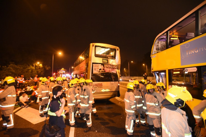 元朗公路晚上发生两宗车祸，其中一宗涉及城巴、九巴及专线小巴。