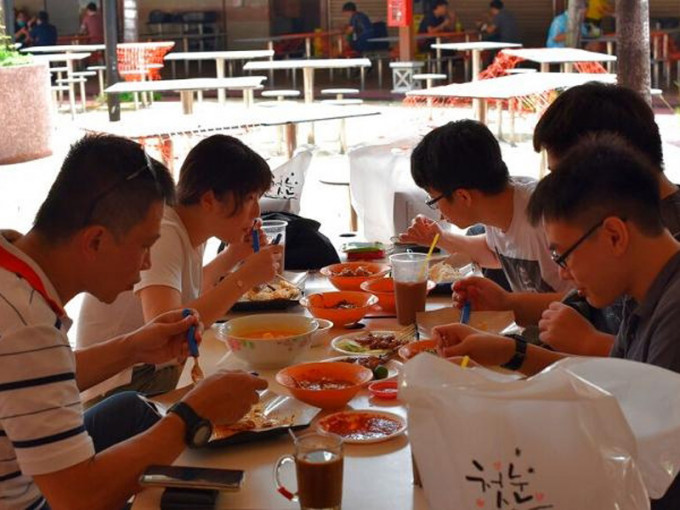 新加坡進入解封第二階段，恢復餐廳堂食。AP圖