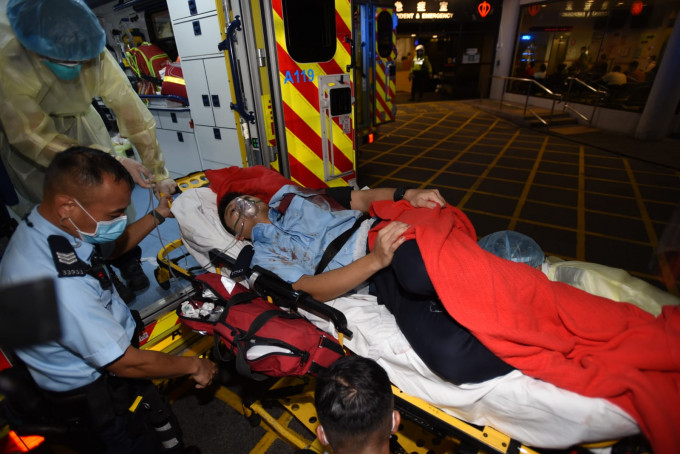 受伤警员送玛丽医院抢救。