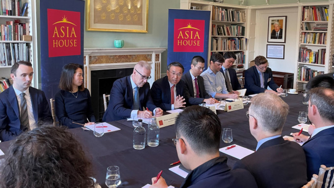 財經事務及庫務局局長許正宇（左四）於英國倫敦向「亞洲之家」介紹香港的最新發展。（政府新聞處）