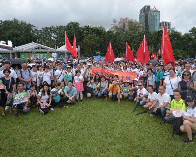 近千人到场企满了半个草地。