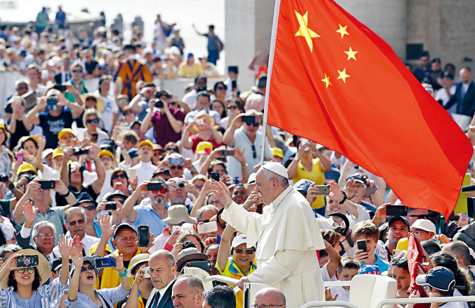 去年六月，教宗在梵蒂岡會見教徒，有人揮舞中國國旗。