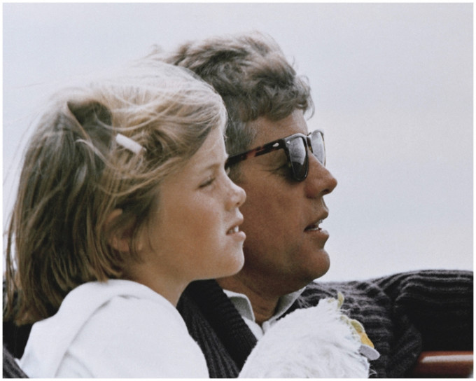 約翰甘迺迪與卡洛琳甘迺迪合照。AP圖片