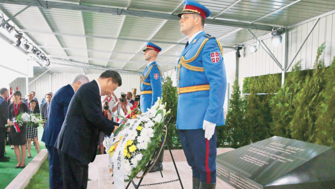 2016年，习近平前往中国驻南联盟被炸使馆旧址，凭吊在使馆被炸事件中牺牲的烈士。(新华社)