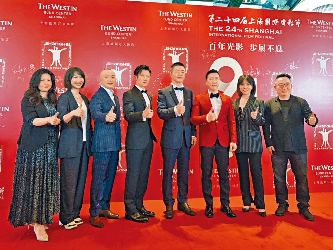 ■甄子丹偕霆鋒及團隊成員，盛裝現身第24屆上海國際電影節金爵盛典紅地氈儀式。