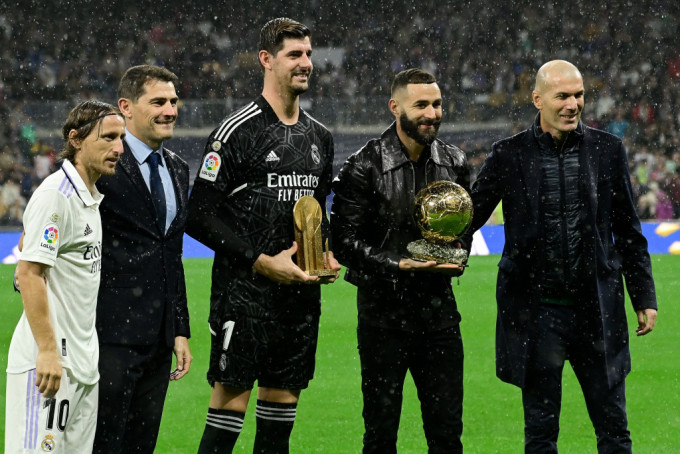 皇马上仗西甲比赛，宾施马（右二）向球迷展示金球奖。Reuters