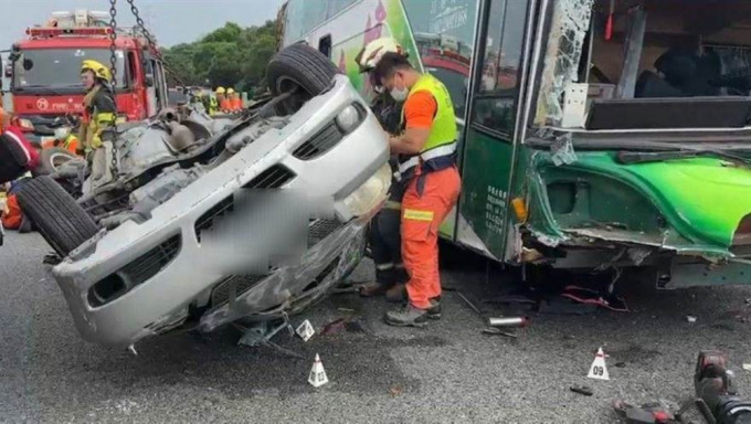 台灣雲林旅遊巴與私家車相撞，造成4死22輕傷。 中時