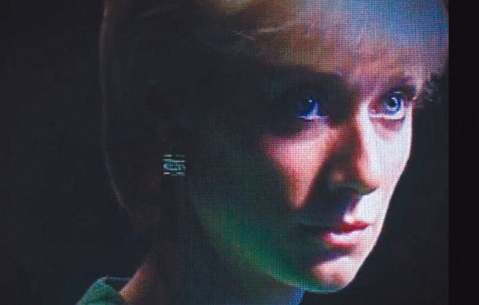 预告片中，饰演戴安娜的Elizabeth Debicki眼神凌厉，随时准备与查理斯大战。