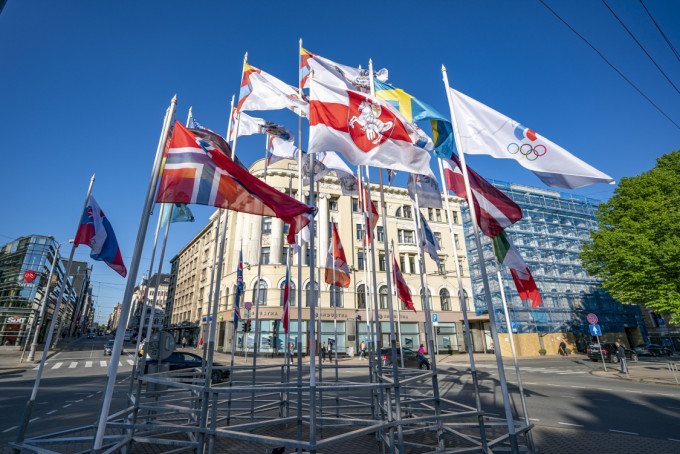 白俄冰球隊入住的酒店外，白俄國旗被換成反對派使用的旗幟。AP圖片