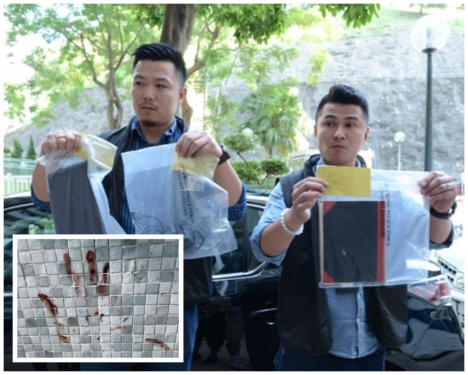 警方展示当日检获的证物及墙上留有一个血手印。资料图片