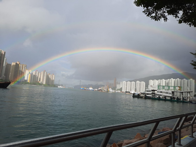 荃灣海傍雙彩虹。讀者提供