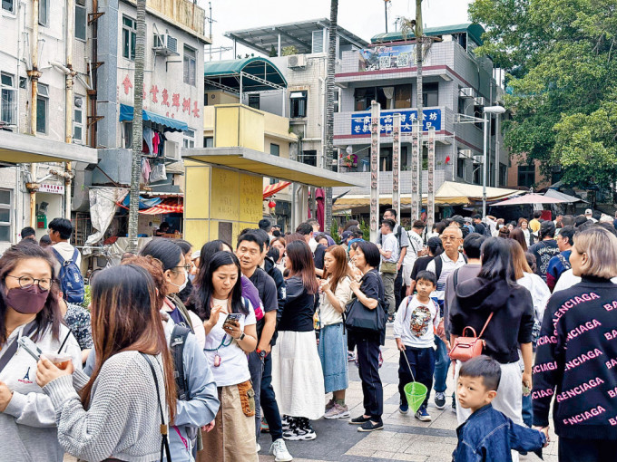 大批市民和旅客前往长洲度假，当地饮食业和零售业皆生意旺。