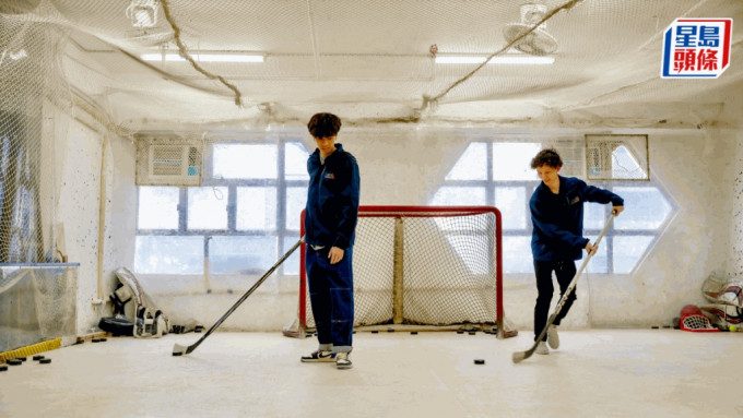 港隊冰球運動員劉子樂、戴永昌從小學習冰球，他們深感香港缺乏冰球訓練場地的問題。鍾健華攝