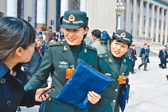 中國首位女太空人劉洋（中），當了媽媽及全國人大代表，從未放棄訓練。