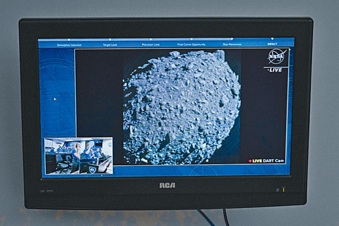 NASA飛行器撞擊小行星迪摩法斯前的一刻，科學家聚集觀看。