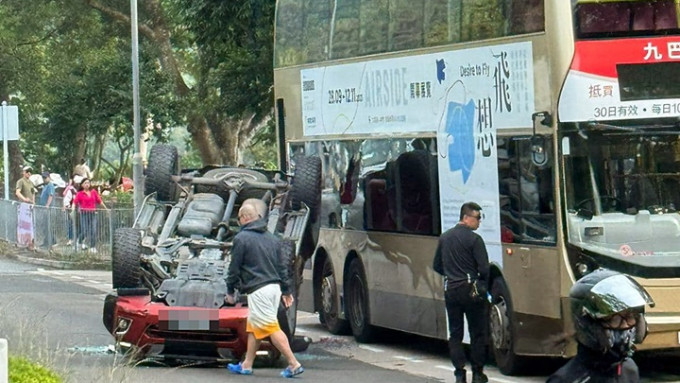 私家車撞巴士後翻側。fb：馬路的事討論區