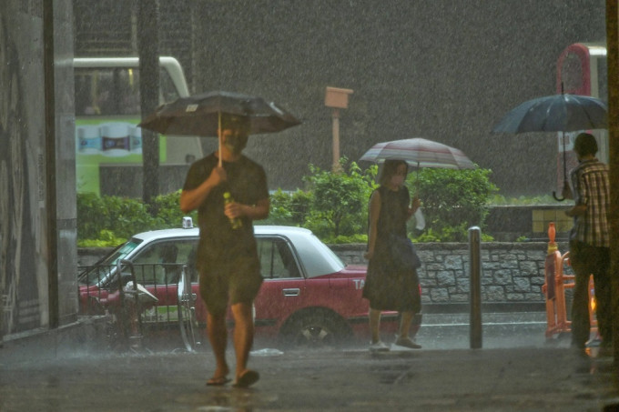 天文台预测，今明两日有狂风雷暴。