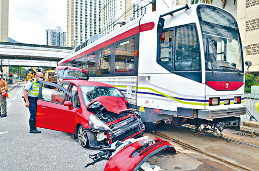 ■私家車撞途人後撼輕鐵列車，車頭嚴重損毀。