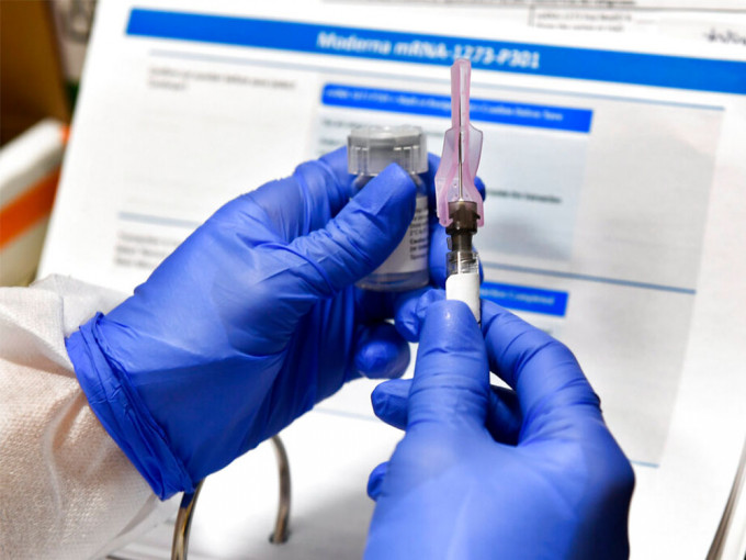 莫德納新冠病毒疫苗價格定位25至37美元（約195至289港元）。AP資料圖