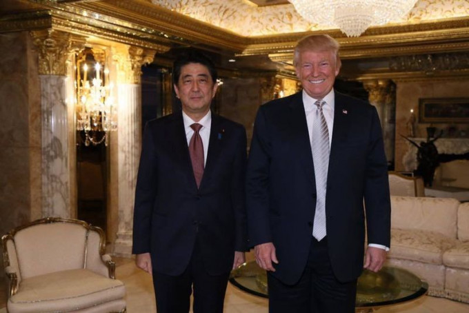 去年11月特朗普在fb上载在纽约与安倍会面的合照。Trump fb