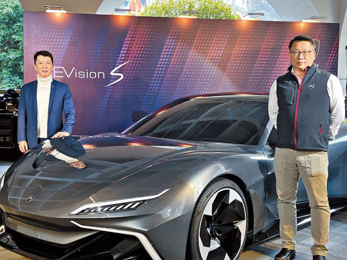 ■力世纪创办人暨董事长何敬丰（左）表示，预计「Apollo EVision S」电动车将于明年正式发布。