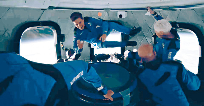 藍色起源發圖片，公開貝索斯一行四人體驗無重狀態的情景。