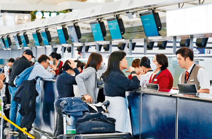 国泰航空去年底至今年初多次无预警取消航班，导致大批旅客大失预算。