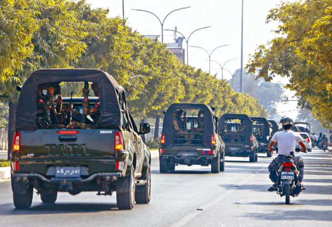 周三有軍車在緬甸曼德勒街頭巡邏。
