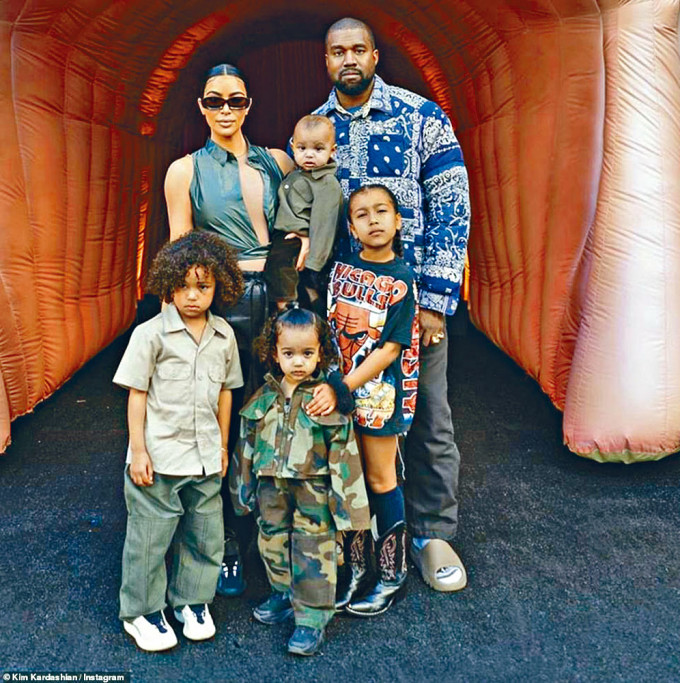 ■Kim与Kanye被指是和平分手，但她要求共同抚养子女。