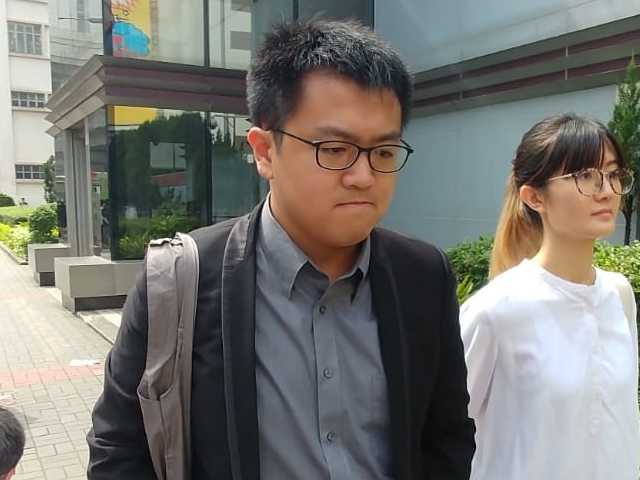 獲撤罪的設計師黃彥澤(左)。 記者呂綺雯攝