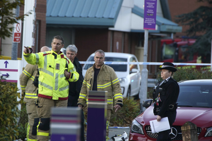 英国利物浦巿一辆的士在医院门外发生爆炸致1死1伤。AP图片