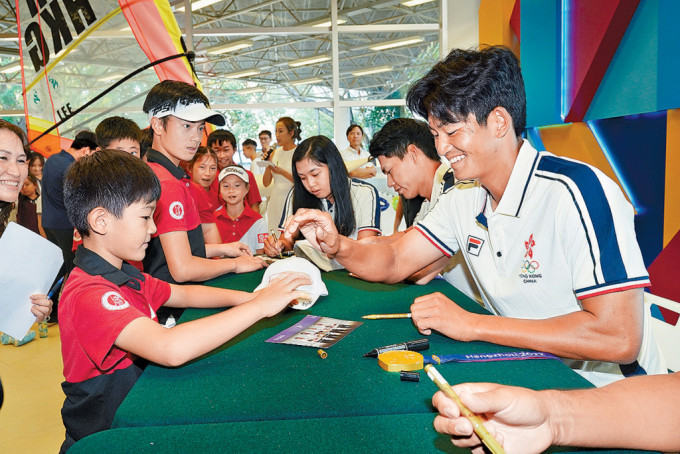 許龍一在體育學院舉行祝捷會上向逾百名小學生和少年球迷分享高球心得。