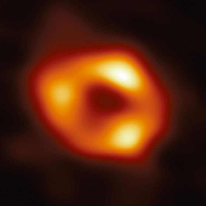 银河系中心超大质量黑洞人马座A*的首张照片。