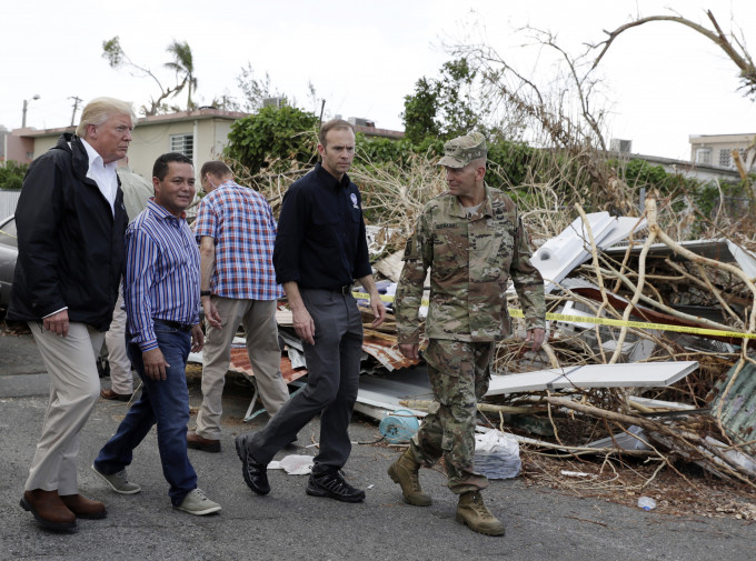 特朗普周二早上前往波多黎各视察风灾灾情。AP