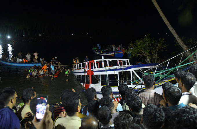 印度观光船超载翻沉，酿至少22死10伤。路透社