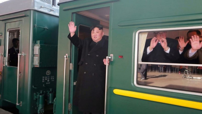 北韩纪录片中罕有地披露了金正恩专用列车的内部环境。路透资料图