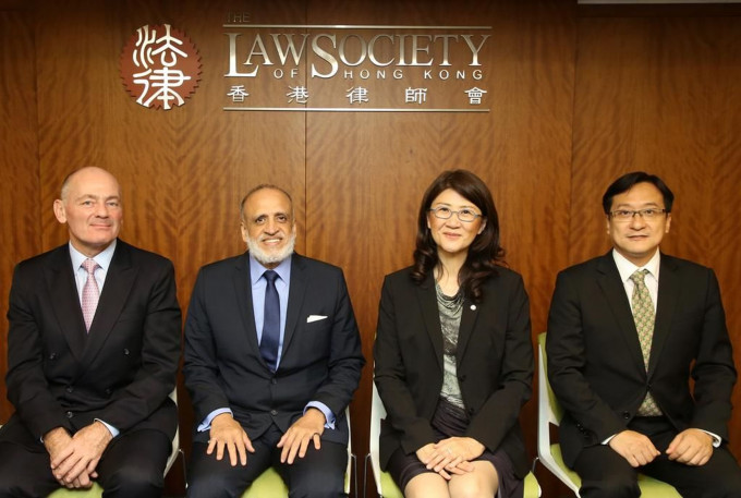 香港律師會理事會開會選舉新一屆正副會長，彭韻僖(右二)成功連任會長，即屬第三年當選會長，現任副會長喬柏仁(左一)、黎雅明(左二)及陳澤銘(右一)亦連任。 律師會提供