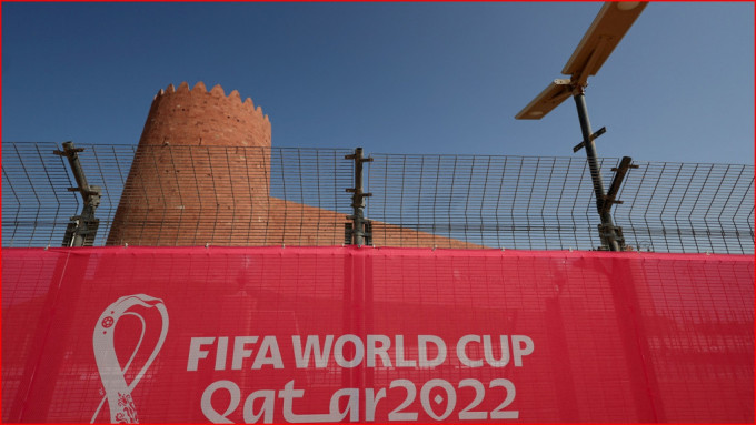 为确保球迷安全，世界杯八个球场合共安装了多达二万部摄影机。