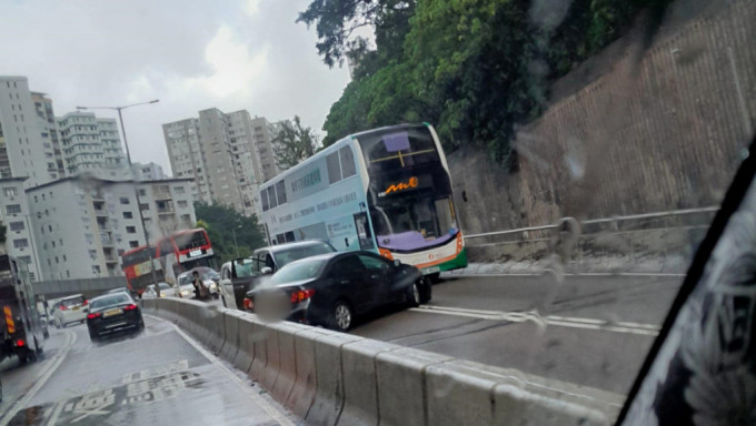 其中一辆车事后横亘在两行车线上。图：网民Bosco Chu 马路的事 (即时交通资讯台)