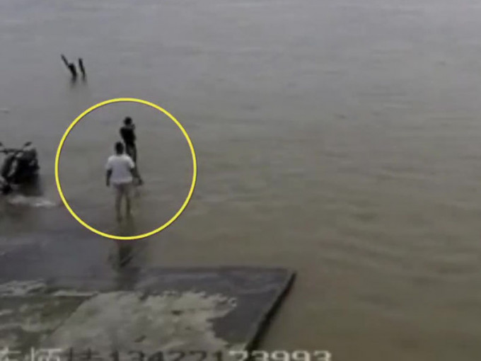黑衫男子一腳踏空，整個人瞬間消失在江中。（網圖）