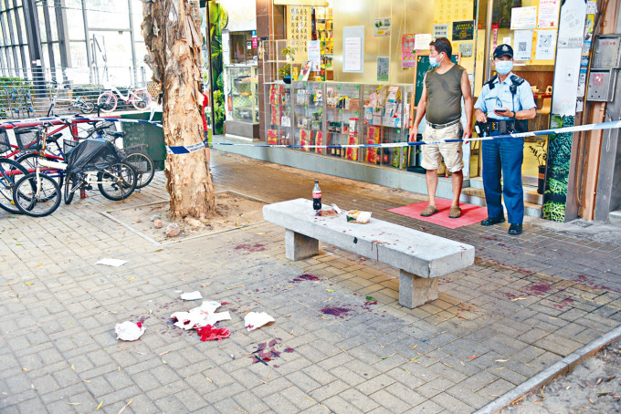 遇襲傷者逃出街外，地上遺下血迹。